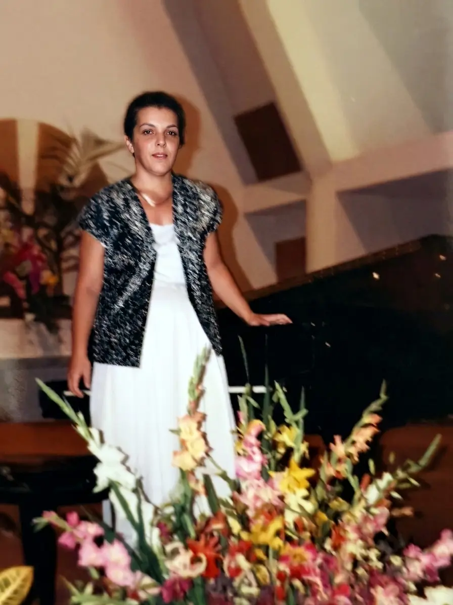 Daniela Donaudi accanto al pianoforte al termine di un concerto